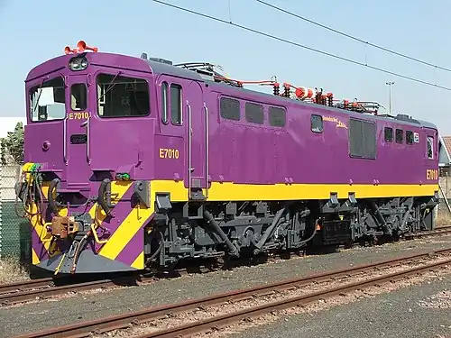 E7010 im Shosholoza-Meyl-Anstrich von PRASA im Edwin-Swales-Depot in Durban am 4. Juni 2010