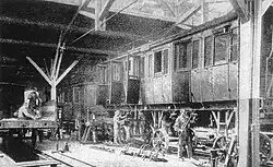 Untersuchung eines dreiachsigen Abteilwagen im Eisenbahn-Ausbesserungswerk Tempelhof, 1904