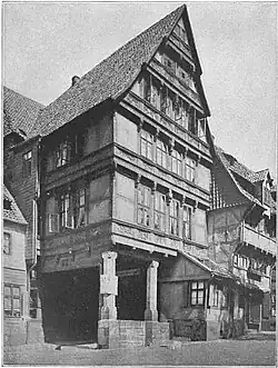 Pfeilerhaus in Hildesheim (1623); hier wird das gebundene System obendrein durch Knaggen betont.