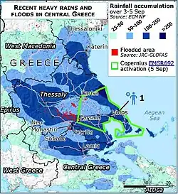 Kartenausschnitt von Thessalien und Mittelgriechenland auf dem farblich abgestuft die Gesamtniederschläge zwischen 3. und 5. September und die Überschwemmungsgebiete eingezeichnet sind. In diesen liegen die Niederschlagsmengen zwischen 50 und 100 bis über 250 (ohne Einheit). Bei Volos kam laut Karte ein Mensch ums Leben. Eingezeichnet ist zudem das am 5. September aktivierte Gebiet des Copernicus Emergency Mapping Service.
