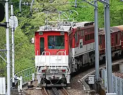 Bei der Bergfahrt arbeiten die Zahnradlokomotiven als Schiebe­lokomotiven. Bei der Talfahrt sind sie ebenfalls talseitig eingespannt.