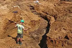 Hölzerne Treppenstufen eines unterirdischen Ganges