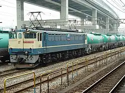 Kesselwagenzug neben dem Bahnhof Negishi