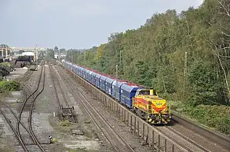 Kalkzug mit Diesellokomotive der Eisenbahn und Häfen in Entenfang