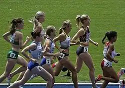 Das Feld der 1500-Meter-Läuferinnen im ersten&nbsp;Vorlauf