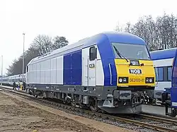 Lok DE&nbsp;2000-01 der Nord-Ostsee-Bahn am ersten Betriebstag der Marschbahn auf dem eigenen Betriebsgelände in Husum