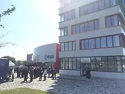 Das ECSAT-Gebäude befindet sich auf dem "Harwell Science and Innovation Campus" zusammen mit weiteren Gebäuden der Europäischen Weltraumbehörde