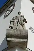 Figurengruppe „Erziehergruppe“ (1938) von Erich Windbichler[6] über dem Eingangsbereich