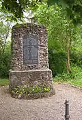 Gefallenen-Denkmal vor der Kirche