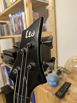 Kopfplatte eines E-Basses mit Matching Headstock