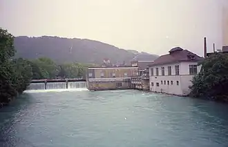 Im Fluss AAREwerk62. rechts Kraftwerk von 1917, das 1994 durch das AAREwerk94 ersetzt wurde