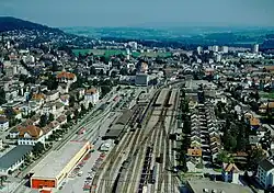 Luftbild von 1988, vorne links Werkstatt der FW