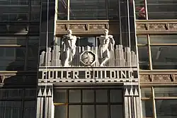 Skulpturen von Elie Nadelman über dem Portal