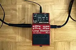 Looper „Bodentreter“ von Boss. Beginn und Ende der Aufnahme werden durch das Fußpedal gesteuert