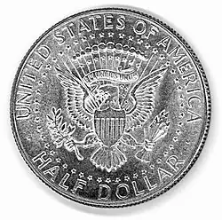 Über dem Adlerkopf der Halbdollarmünze