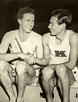 Bronzemedaillengewinner Ōe Sueo (rechts) gratuliert dem Olympiasieger Earle&nbsp;Meadows