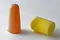 Zwei verschiedene Ohrenstöpsel aus Schaumgummi