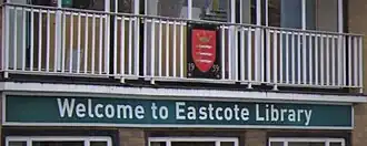 Bücherei unter dem alten Wappen der ehemaligen Grafschaft Middlesex (2008)