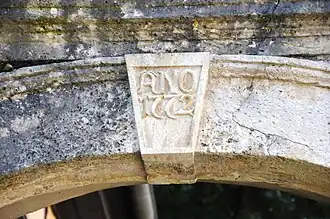 Schlussstein des nördlichen Eingangstors (2017) zwischen den beiden Torhäusern, gleicher Stein auch im südlichen Tor