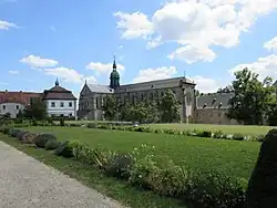 Oberer Abteigarten mit Klosterkirche