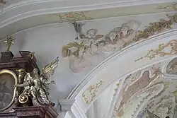 Engelsputten am Chorbogen