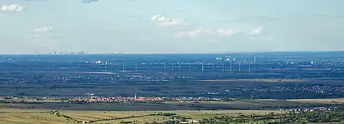 Blick zur Skyline von Frankfurt und zum Vogelsberg in 90 bzw. 146 km Entfernung.