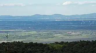 Blick über die Oberrheinebene bis zum Melibokus im Odenwald