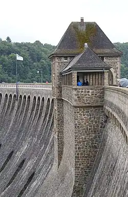 Linkes Torhaus mit Halle über Schieberschacht