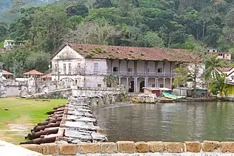 Zollgebäude (aduana) im von Kanonen gesicherten Hafen von Portobelo
