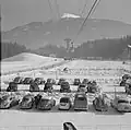 Verschneiter Autoparkplatz in Igls, Österreich, 1960