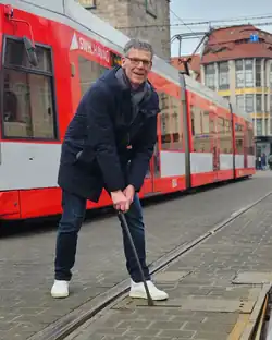 Egbert Geier stellt eine Weiche der Straßenbahn um