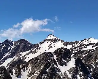 Hintere Eggenspitze von Norden (in der Bildmitte; links die Vordere Eggenspitze, rechts die Lorchenspitze)