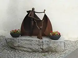 Skulptur des heiligen Martins vor der Kirche