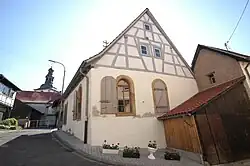 Die örtliche ehem. Synagoge, im Hintergrund der Kirchturm