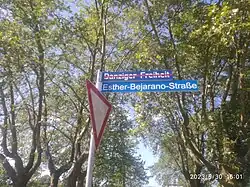 Die ehemalige "Danziger Freiheit" in Koblenz wurde im April 2022 in "Esther-Bejarano-Straße" umbenannt. Auf dem Foto aus dem Mai 2023 sieht man sowohl noch das alte, rot durchgestrichene Straßenschild "Danziger Freiheit" als auch darunter das neue Straßenschild "Esther-Bejarano-Straße".