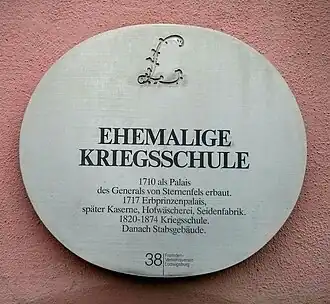 Plakette des Fremdenverkehrsvereins Ludwigsburg am Gebäude der ehemaligen Kriegsschule