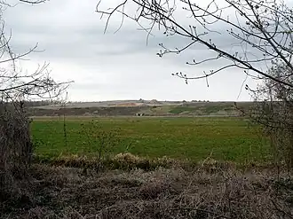 Blick auf die ehemalige Mülldeponie; zum Zeitpunkt der Aufnahme (2012) war die Versiegelung noch nicht vollständig abgeschlossen