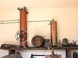 Der linke Kubizierbehälter benutzt ein Messrad zur Wasserstandsanzeige