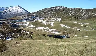 Glaser Grat (Mitte), Bruschghorn (links) und im Vordergrund der frühere Lüschersee (1902 entleert).