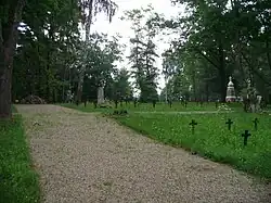 Rechts der deutsche und links der russische Teil