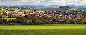 Eibau mit Beckenberg im Hintergrund