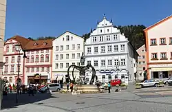Marktplatze-Ensemble mit Willibaldsbrunnen im Osterschmuck