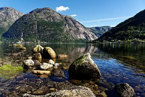 Der Eidfjord vom Ort Eidfjord gesehen, Blick nach Nordost in Richtung Simadalsfjord.