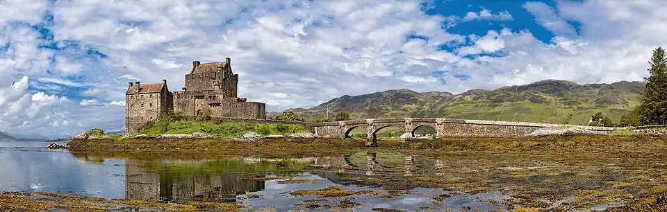 Eilean Donan Castle mit kompletter Zugangsbrücke