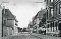 Die Angerstraße mit dem Logenhaus (2.&nbsp;v.&nbsp;r.). Mehrere Häuser dieser Straße gehörten Freimaurern. (vor 1920)