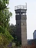 Einer von zwei Wachtürmen im nördlichen Flugplatzareal neben dem Hangar, seinerzeit Posten 3