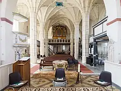 Säulenreihen und Gewölbe im Langhaus; dreiseitige Empore