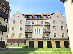 Rückwärtige Fassade vom Innenhof der benachbarten Mietshaussiedlung (2021)