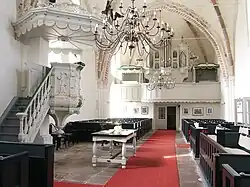 Reformierte Kirchenmöblierung: Kanzel und Abendmahlstisch, aber kein Altar