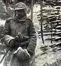 Österreichischer Soldat mit Muff, Fell innen (um 1916)